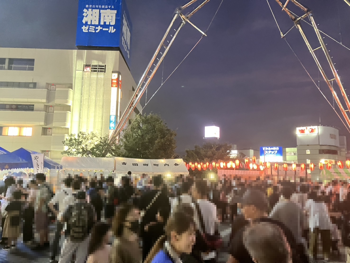 駅側からみた祭り